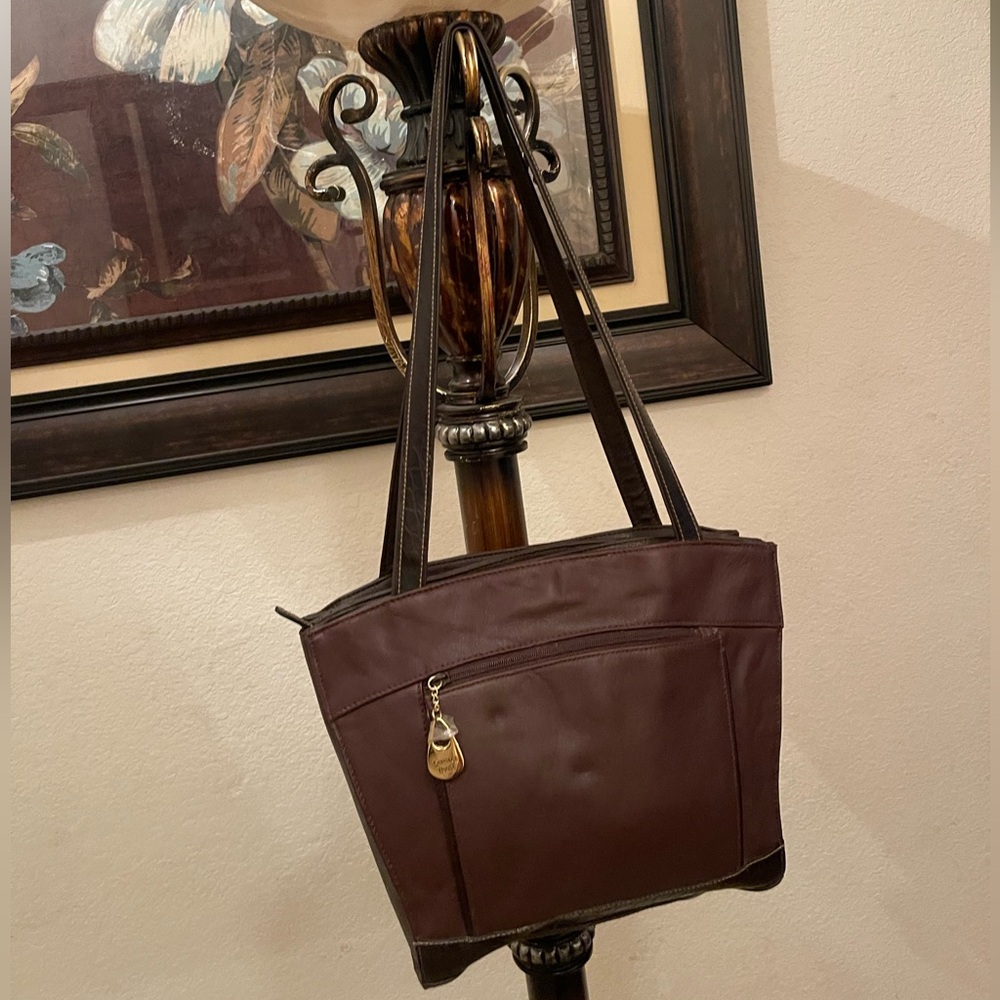 Carriage House genuine leather, please check all picture of condition - Picture 3 of 17